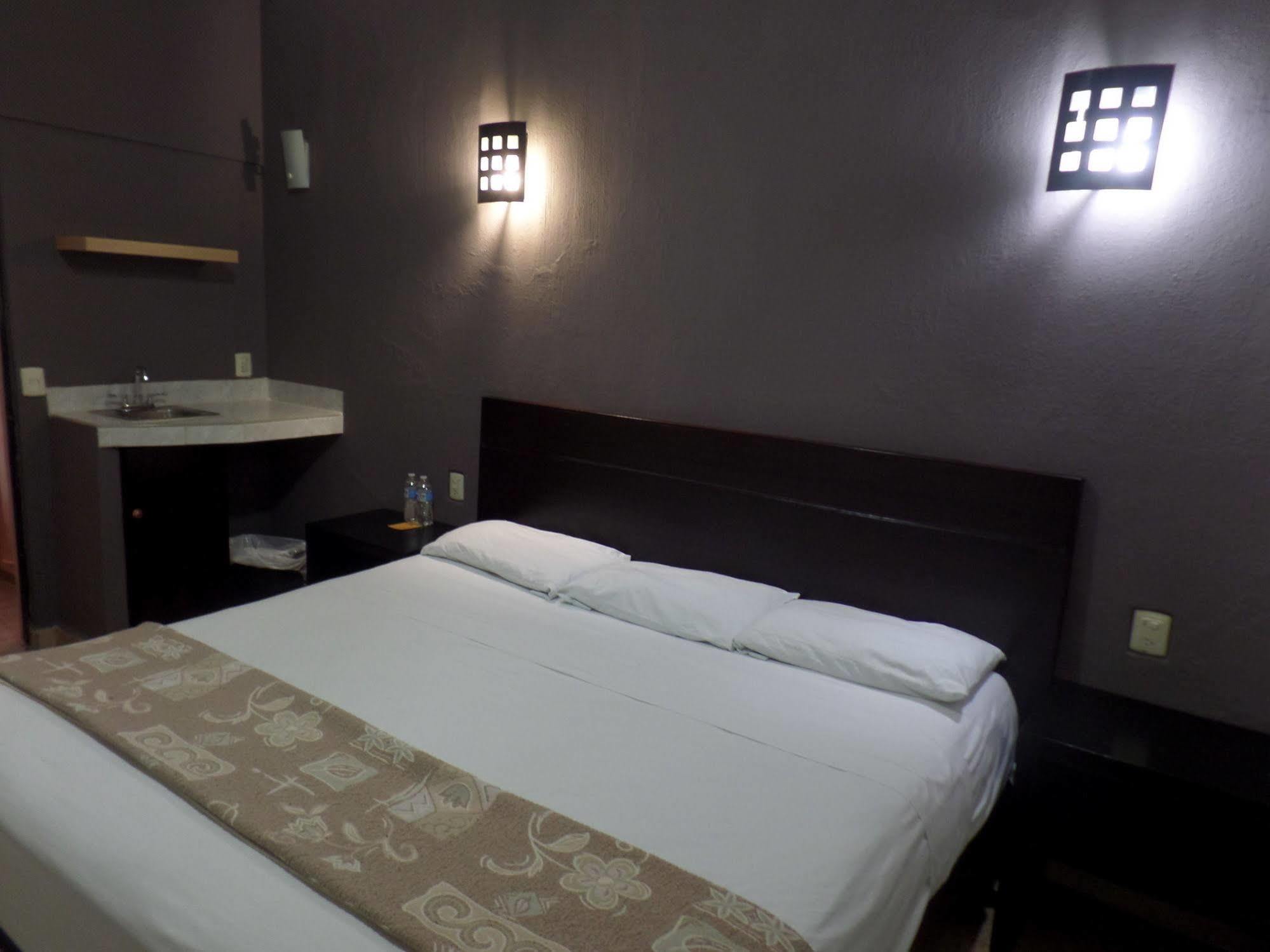 Uke Inn Hotel & Suites Xamaipak 图斯特拉古铁雷斯 外观 照片